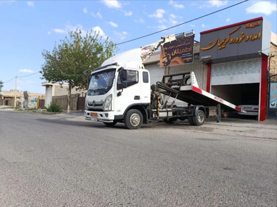 جرثقیل امداد خودرو شاهرود در حال حمل خودرو